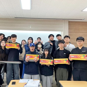 감귤박스를 손에들고 기념촬영을 하고 있는 학생들 모습